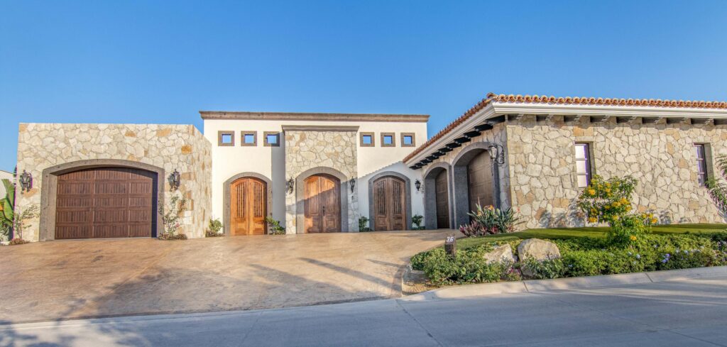 Palmilla Palmilla Estates Recently reimagined with a refined, modern sensibility, this 4-bedroom, 4.5-bath residence plus newly-built guest casita and offers an effortless blend of comfort and design. Framed by sweeping – 13 Palmilla Estates, San Jose Corridor, BS