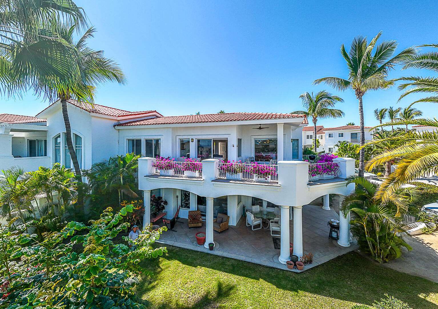 Palmilla Villas De Oro Villa de Oro 306 is a three-bedroom condo in Villas de Oro with a bright, inviting layout and the kind of indoor-outdoor flow people come to Los Cabos for. The main living area opens onto an oversized patio with fairway, ocean, and mountain for sale