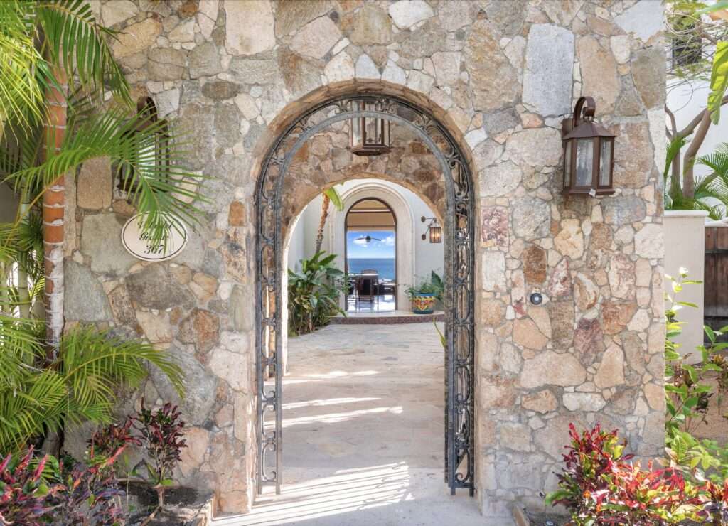 Palmilla Villas Del Mar Located in the prestigious Palmilla community within Villas del Mar Phase III, Villa del grande-Casita 367 is positioned on a desirable second-row beachfront lot just steps from one of Los Cabos best swimmable beaches. Offering over 5,700 sq.ft. of total living space, the residence features 4 bedrooms and 4.5 bathrooms, including a separate guest casita with full bath. Two of the upstairs bedrooms open to private terraces with elevated – 367 Villas del Mar, San Jose Corridor, BS