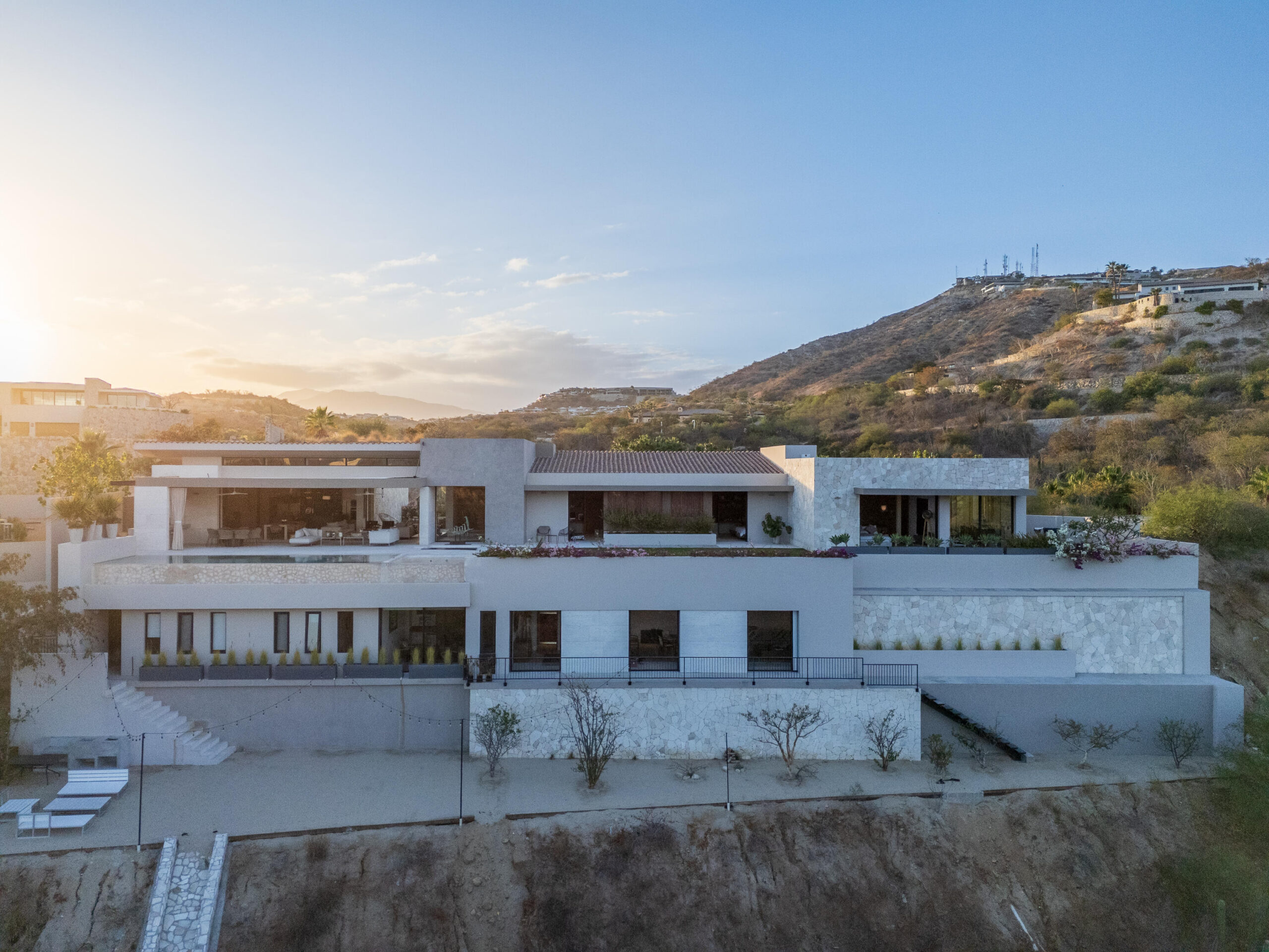 Palmilla Palmilla Estates Recently reimagined with a refined, modern sensibility, this 4-bedroom, 4.5-bath residence plus newly-built guest casita and offers an effortless blend of comfort and design. Framed by sweeping – Palmilla Cove 5, San Jose Corridor, BS